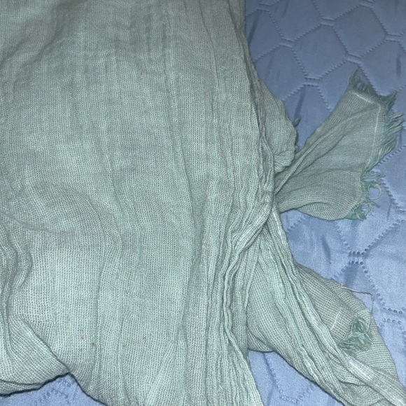 Scarf set LAST CHANCE BEFORE ITS DONATED - Picture 2 of 4